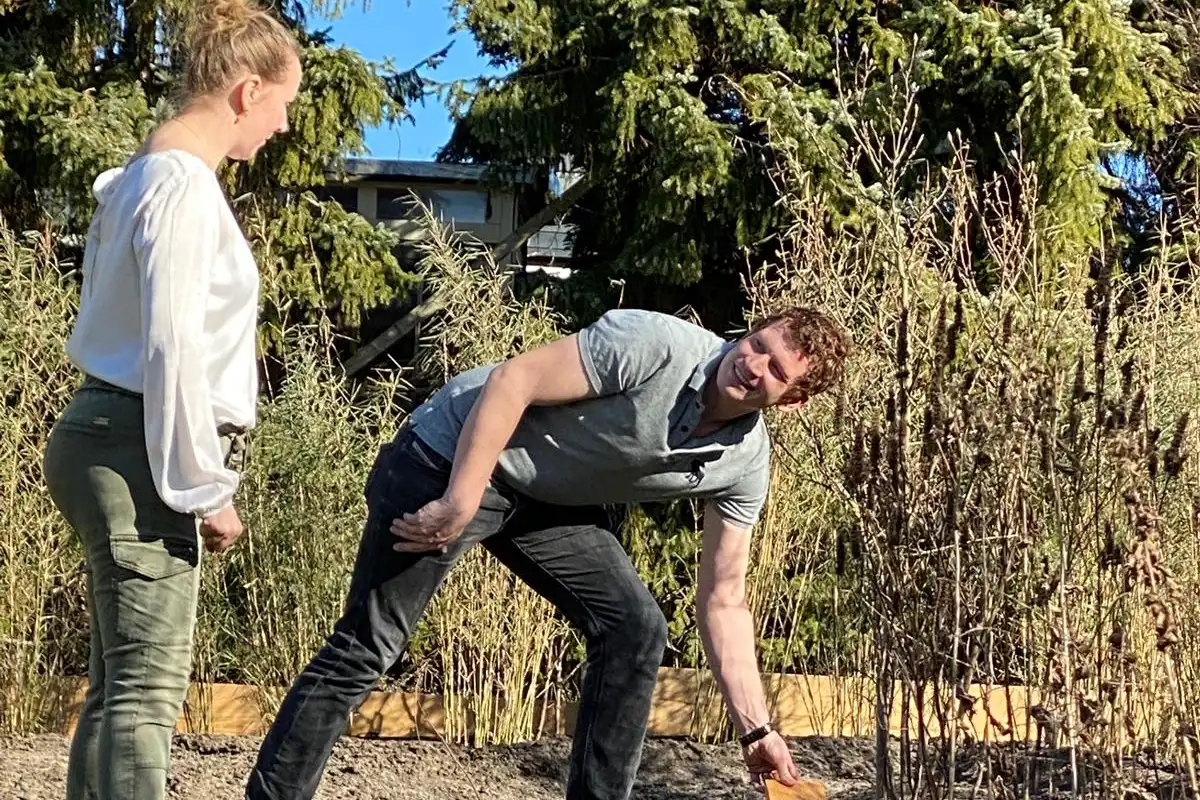 Beratungsgespräch zur Entwicklung passender Lösungen für Gartenprojekte.