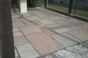 Stilvolle Weggestaltung mit passenden Materialien für individuelle Gartenanlagen.
