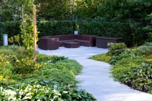Komfortable Lounge-Möbel schaffen einen stilvollen Wohlfühlbereich im Garten und auf der Terrasse.