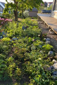 Garten mit Terrasse als komfortabler Wohn- und Aufenthaltsbereich im Freien.