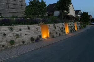 Moderne Außenbeleuchtung für funktionale und atmosphärische Gartenbereiche.