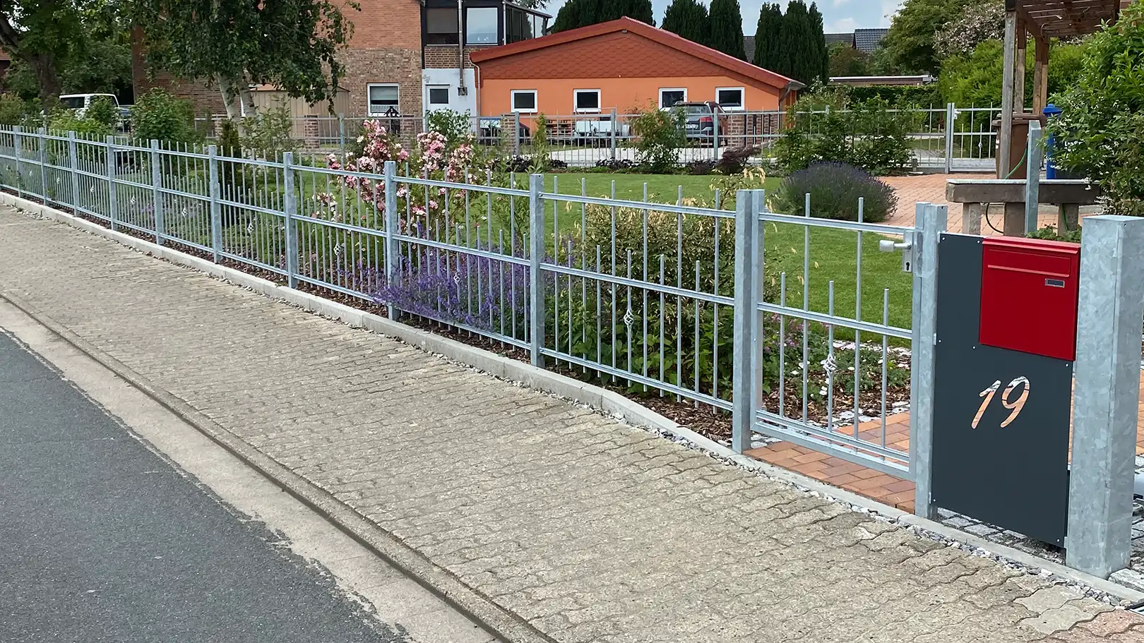 Individuelle Gestaltungselemente aus Stahl, Beton und Naturstein für besondere Gartenanlagen.