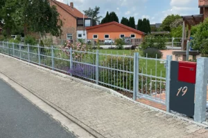 Individuell gestalteter Gartenzaun als funktionales und gestalterisches Element im Außenbereich.