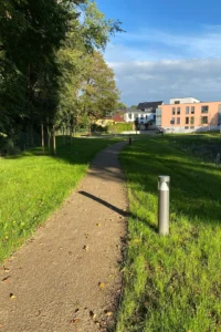 Individuell gestaltete Außenanlagen für Wohnquartiere mit grünen Aufenthaltsbereichen.