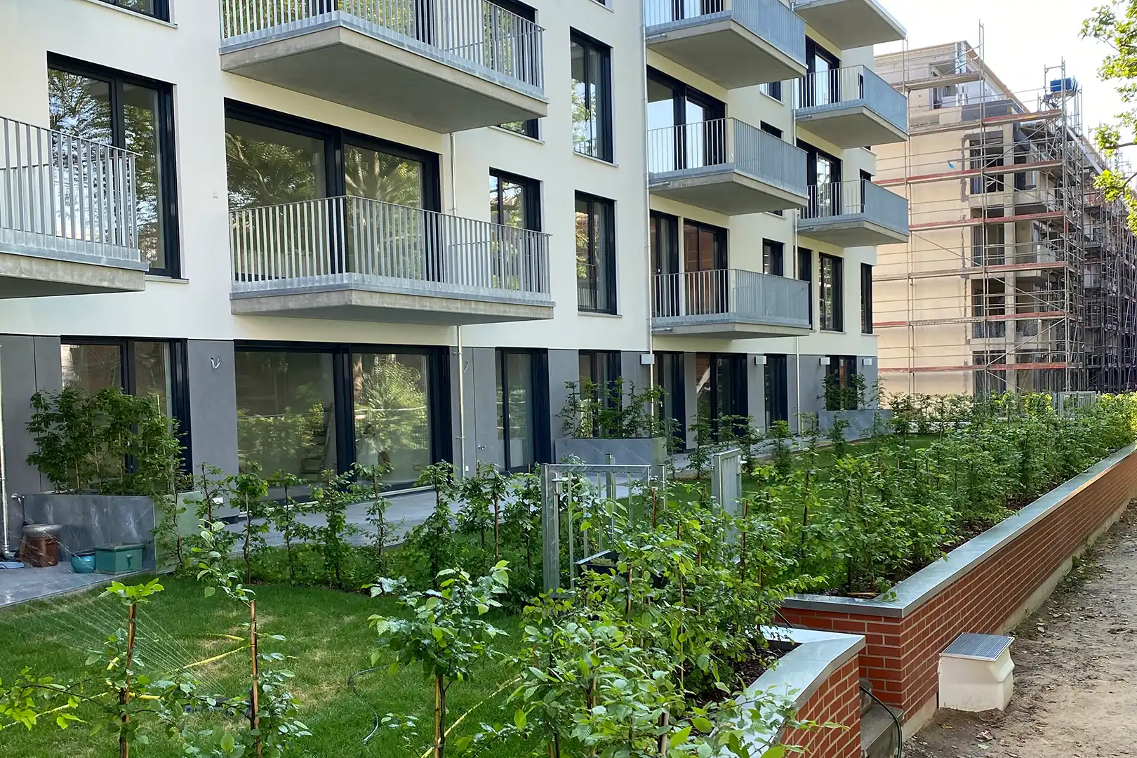 Funktionale und grüne Außenanlagen für Wohnquartiere mit hoher Aufenthaltsqualität.